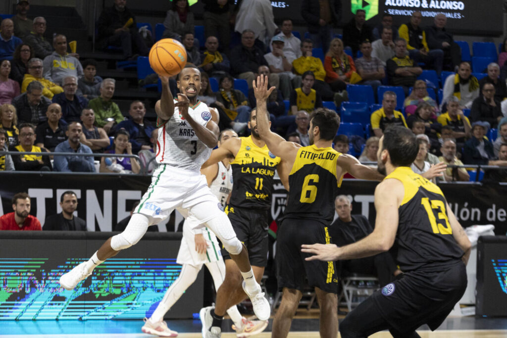 LA LAGUNA (TENERIFE), 10/12/2024.- El base del Pinar Karsiyaka Errick McCollum (i) y el jugador de La Laguna Tenerife Fitipaldo (2d) durante el partido de la quinta jornada de la Liga de Campeones que ambos equipos disputaron este martes en el pabellón Santiago Martín en La Laguna (Tenerife). EFE/ Miguel Barreto