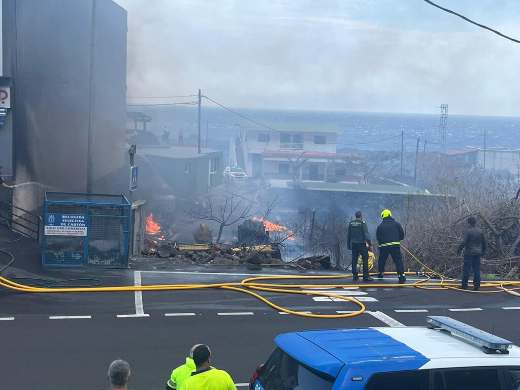 Actuaciones de los equipos de emergencia en el incendio originado en un solar de El Hierro / RTVC / María Fernández
