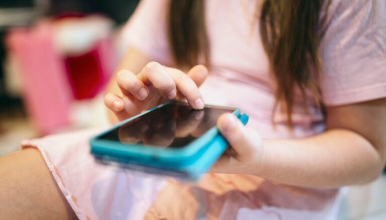 El 84% de las adolescentes temen que se use su imagen para crear contenido sexual falso con IA