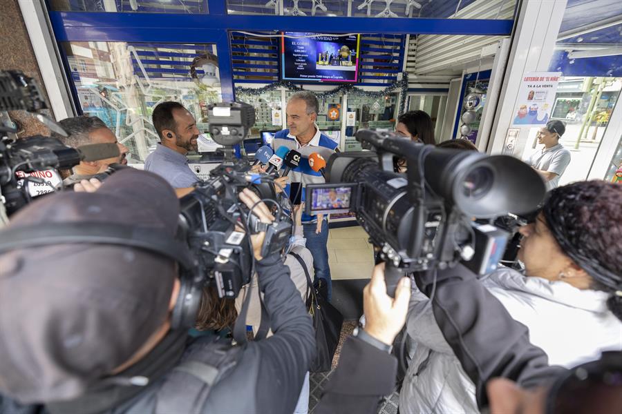 Expectación entre los medios de comunicación en Canarias con los puntos donde se han repartido algunos de los premios más destacados de la Lotería de Navidad 2024 / EFE 