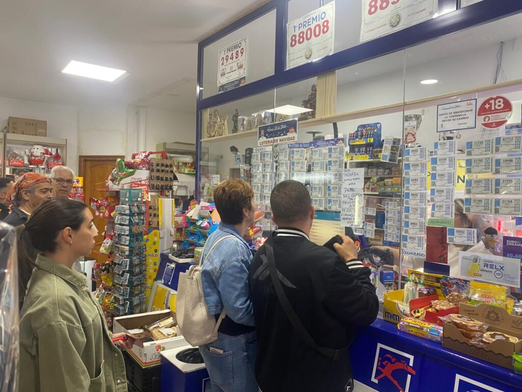 Colas de última hora en la administración de lotería Caminito de Teror en Gran Canaria para comprar un número de la Lotería de Navidad. La gente busca entre los décimos El Gordo de Navidad / RTVC / Estefanía de Blasio