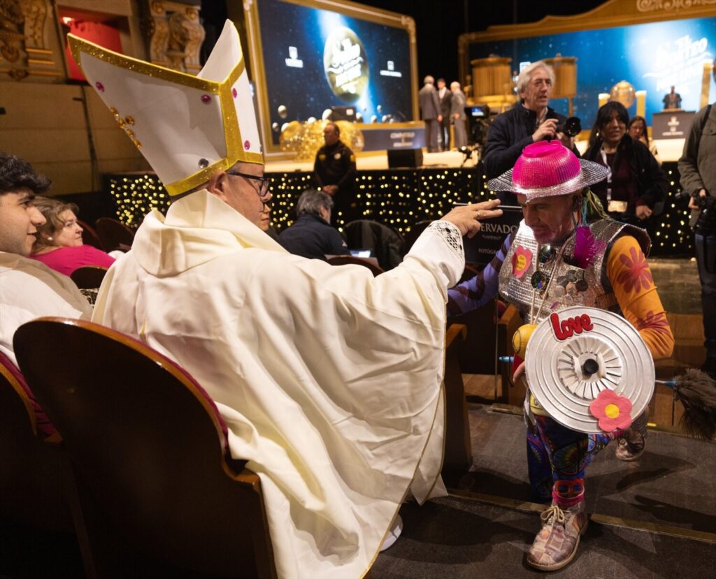 Varias personas disfrazadas y con mucho humor antes de comenzar la celebración del Sorteo Extraordinario de la Lotería de Navidad 2024, en el Teatro Real / Eduardo Parra / Europa Press 