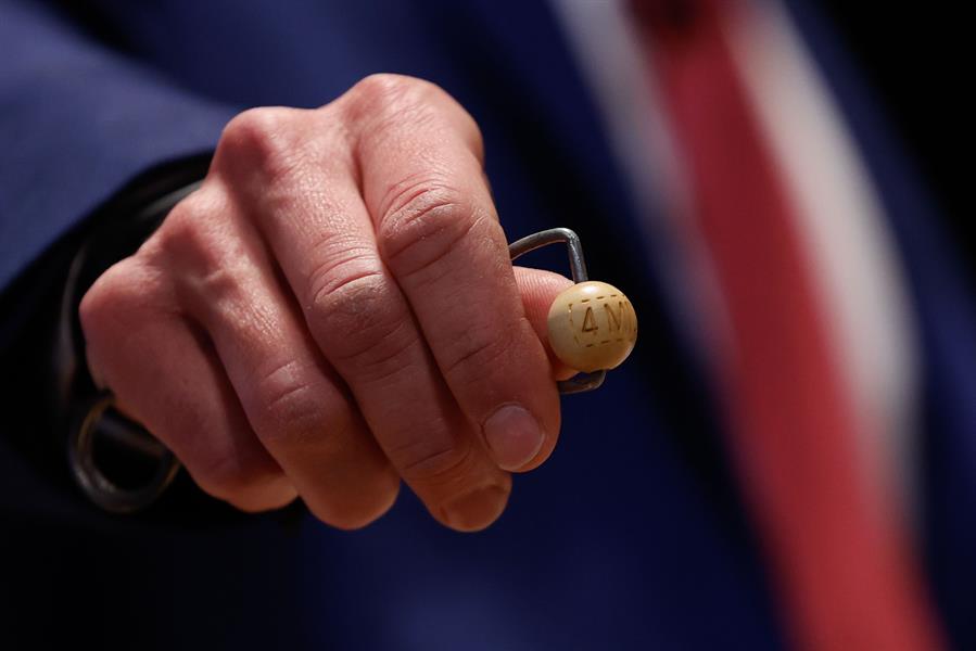 Un responsable enseña la bola de los 4 millones de euros antes de ser introducida en su respectivo bombo durante preparativos para el sorteo de la Lotería de Navidad este domingo en el Teatro Real, en Madrid. EFE/Javier Lizón