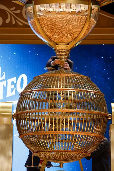 Detalle del momento en el que los números entran en los bombos por la tolva / EFE / Javier Lizón