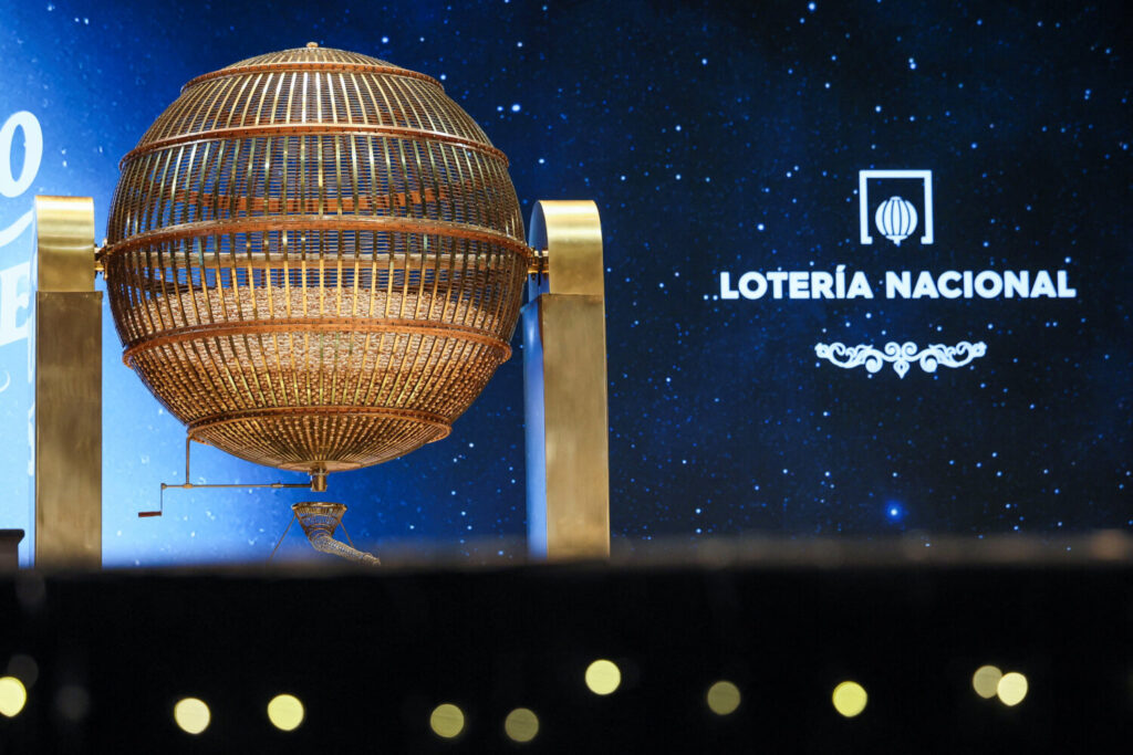 Sorteo de la Lotería de Navidad, bombo y logo de lotería Nacional