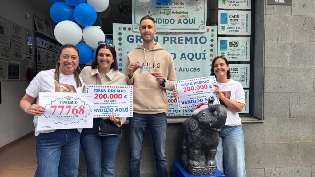 Celebración en Arucas (Gran Canaria) donde se ha vendido un cuarto premio. Un agraciado con el cuarto premio, Aday Roca Suárez y su pareja Elizabeth Santana, posan con el décimo premiado / RTVC / María Mendoza 