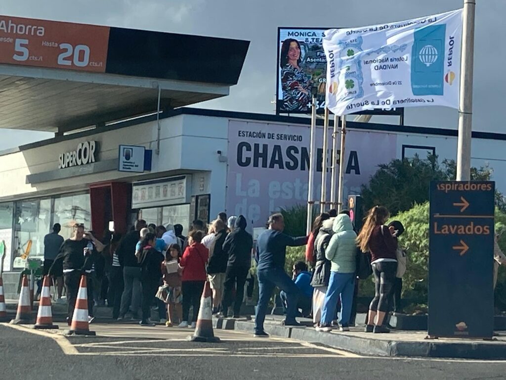 Colas en la gasolinera de La Chasnera a última hora de la tarde de este sábado para comprar un número en la que se considera la gasolinera de la suerte / Virginia Gallo 