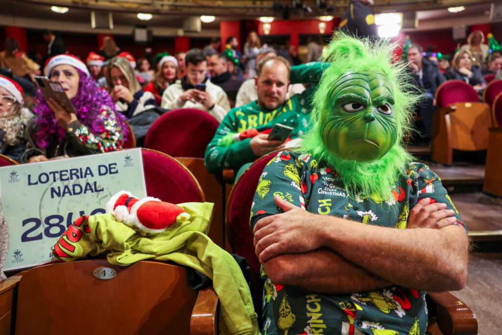 El Grinch de la Navidad tampoco quiso perderse el sorteo en el Teatro Real de Madrid / REUTERS/Isabel Infantes