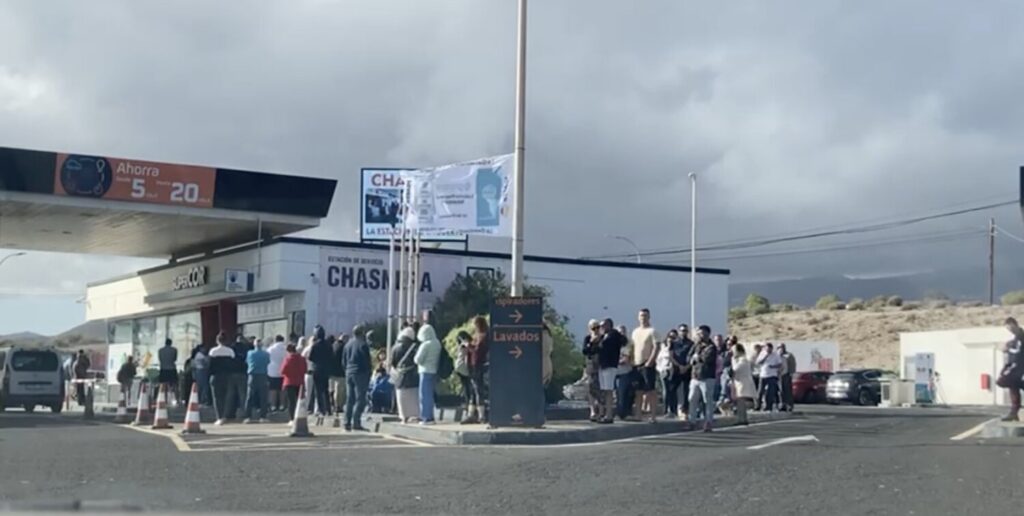 Largas colas de bastantes minutos para comprar un décimo de la Lotería de Navidad / Virginia Gallo 