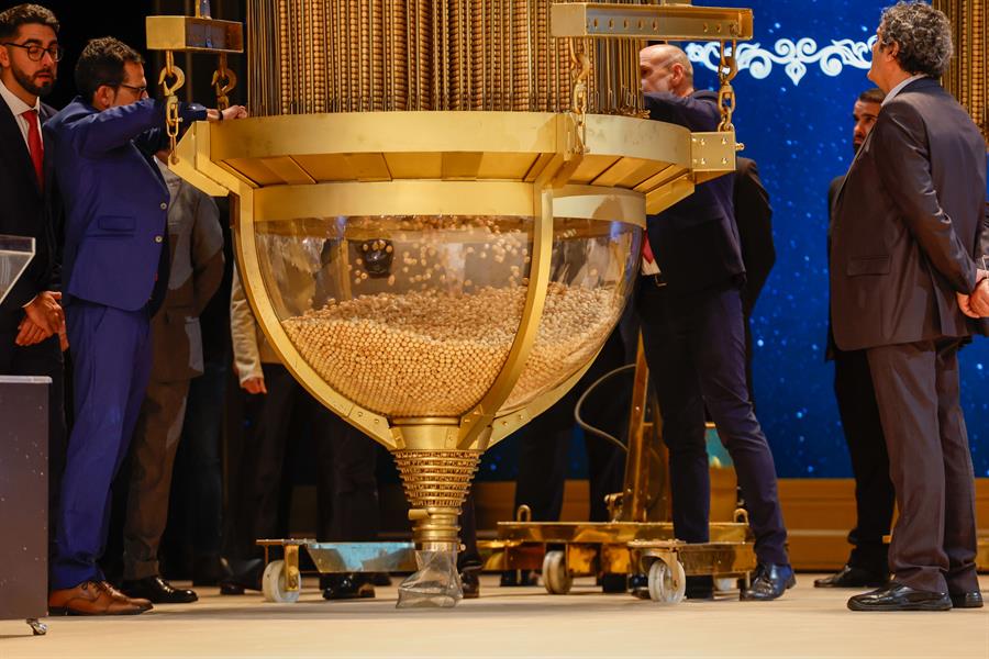 Preparativos para el sorteo de la Lotería de Navidad este domingo en el Teatro Real, en Madrid. EFE/Javier Lizón