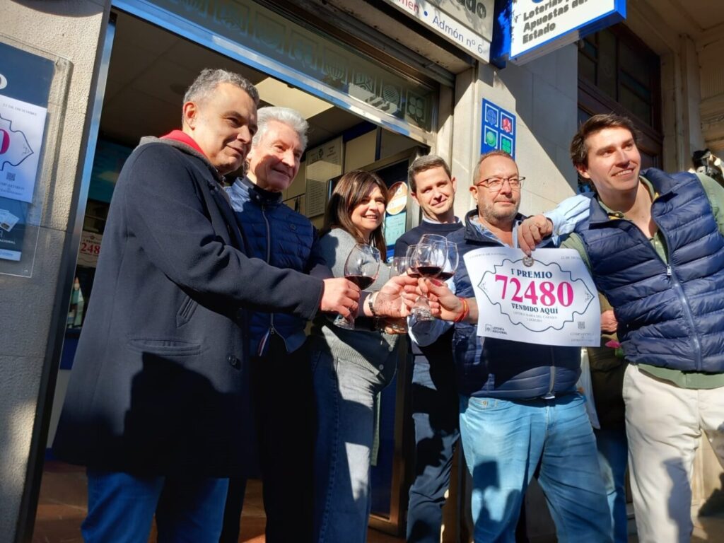 El alcalde de Logroño, Conrado Escobar, brinda con vino de Rioja con los propietarios y trabajadores de la Administarción de la capital, la número 6, que ha dado 'El Gordo' EUROPA PRESS 22/12/2024