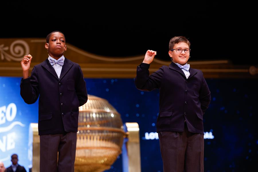 Los dos niños que han cantado el primero de los quintos premios, el 37876 / EFE 