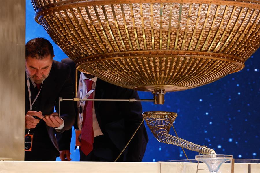 22 de diciembre | Revisión del engranaje de uno de los bombos, pequeña incidencia durante el Sorteo