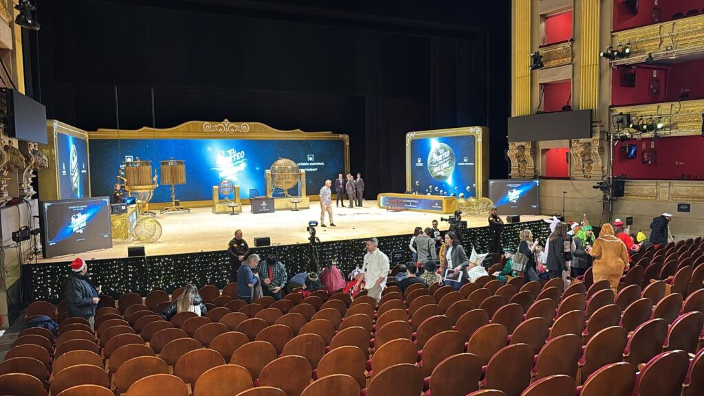 Momento en el que el salón del Teatro Real comienza a llenarse / RTVC / May Navarro