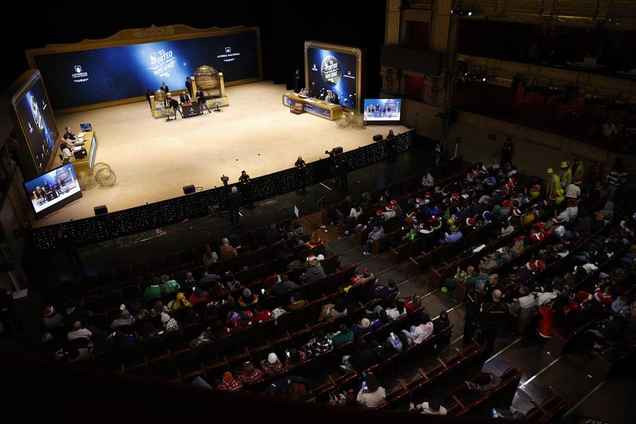 Vista general durante el sorteo de la Lotería de Navidad este domingo en el Teatro Real, en Madrid. EFE/Javier Lizón