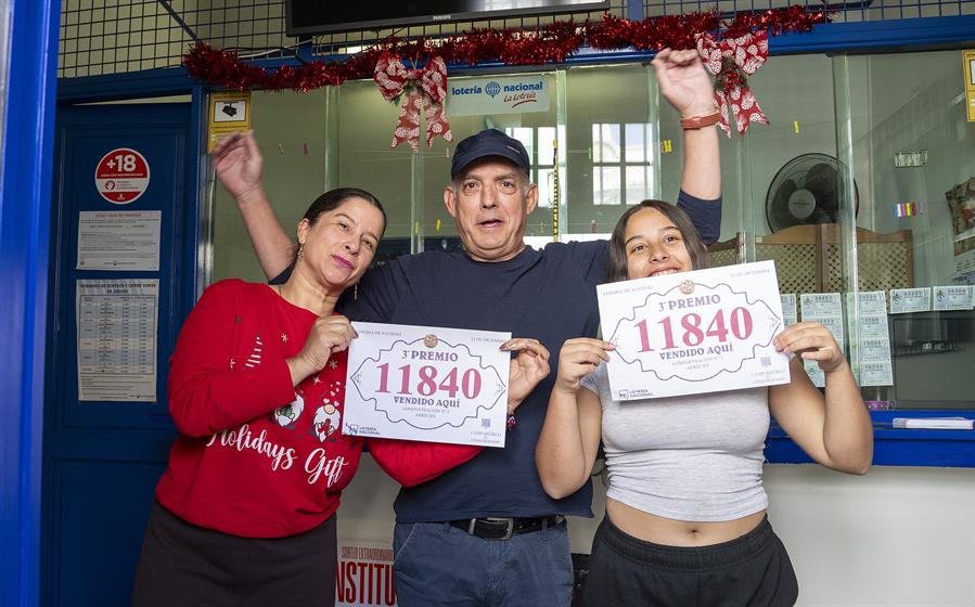 Plácido Perdomo (c), dueño de la administración número 3 de Arrecife, celebra junto a su familia haber vendido una serie del tercer premio del Sorteo Extraordinario de la Lotería de Navidad, del 11.840, dotado con 500.000 euros por serie, 50.000 euros por cada décimo. EFE/ Adriel Perdomo