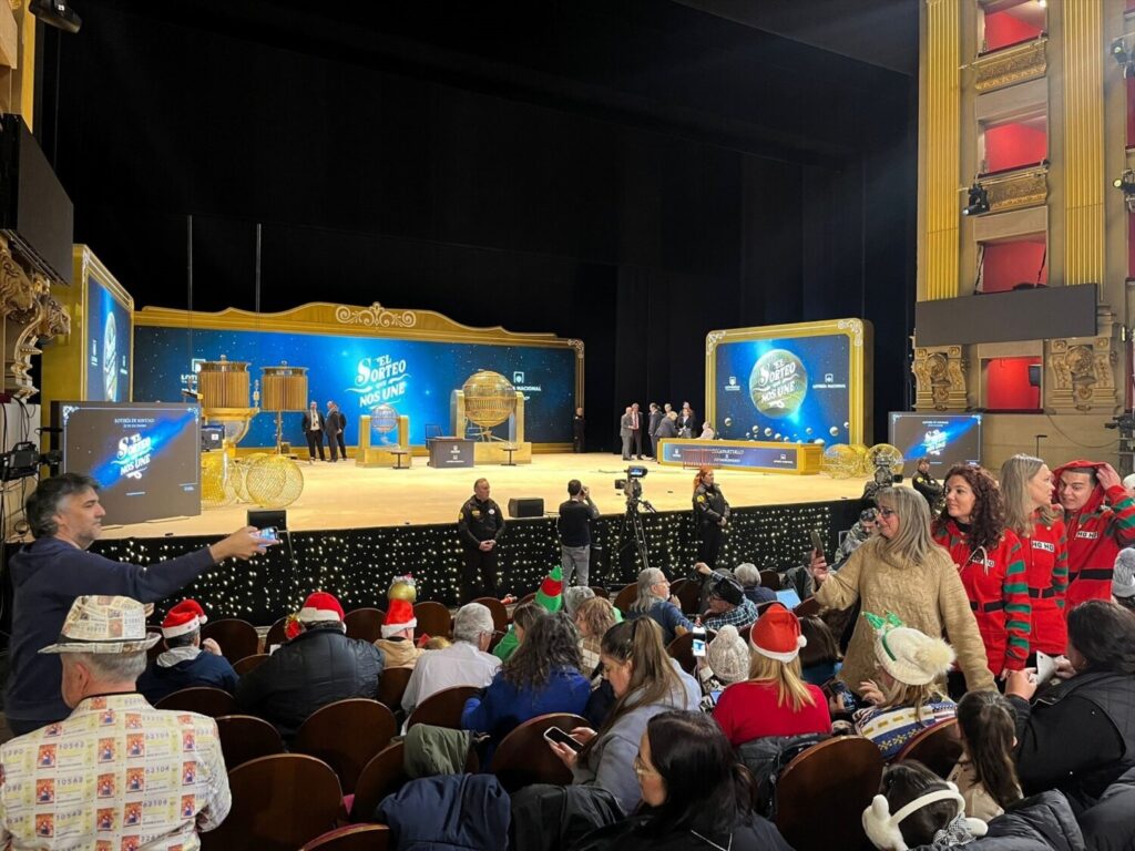 Los primeros asistentes al Sorteo Nacional de la Lotería acceden al patio de butacas del Teatro Real / EUROPA PRESS 