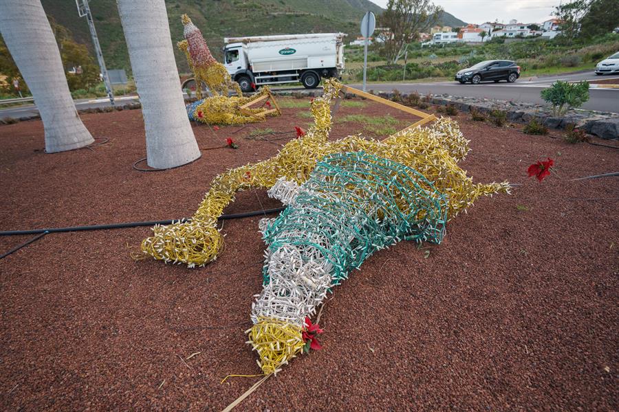Figuras de los Reyes Magos de la decoración navideña de una calle de La Laguna (Tenerife). EFE/Ramón de la Rocha