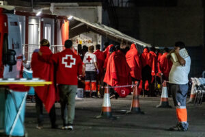El dispositivo sanitario asistió a los migrantes, de lo que evacuó a ocho de ellos hasta diferentes centros sanitarios
