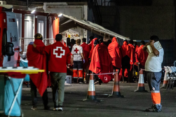 El dispositivo sanitario asistió a los migrantes, de lo que evacuó a ocho de ellos hasta diferentes centros sanitarios