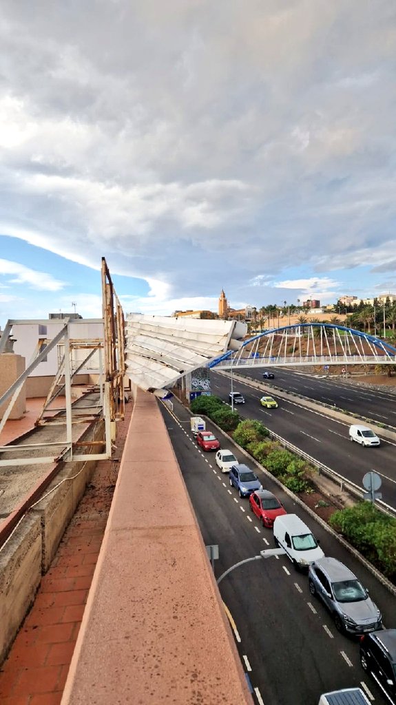Planchas sueltas de letreros de fachadas, algunas de las consecuencias de las intensas rachas de viento en Santa Cruz de Tenerife / Policía Local de Santa Cruz de Tenerife
