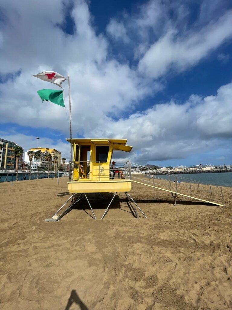 La playa de Las Alcaravaneras recupera la bandera verde tras desaparecer los restos de un vertido de fuel