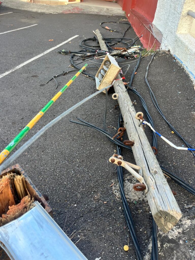 Estado en el que se han encontrado algunos postes eléctricos en El Sauzal (Tenerife) / La Radio Canaria / Carolina Armas 