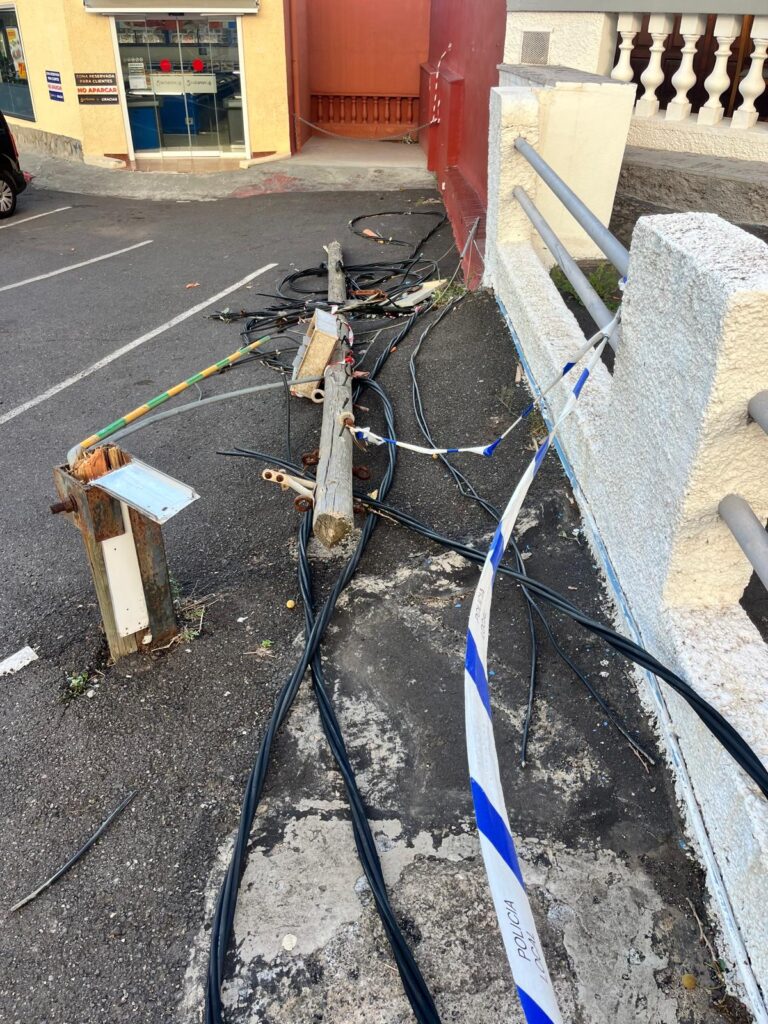 Estado en el que se han encontrado algunos postes eléctricos en El Sauzal (Tenerife) / La Radio Canaria / Carolina Armas 