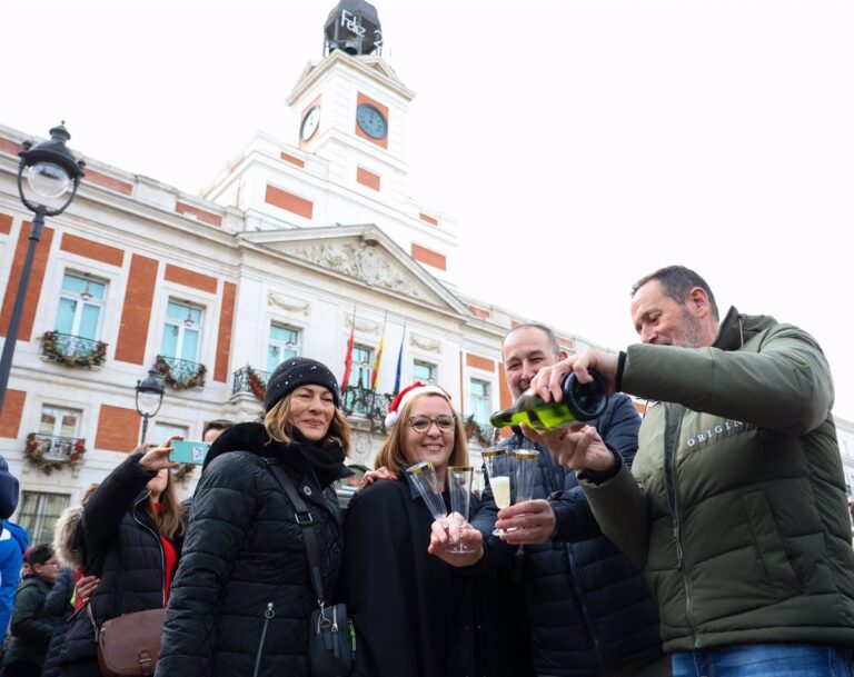 Miles de personas celebran las preuvas en La Puerta del Sol