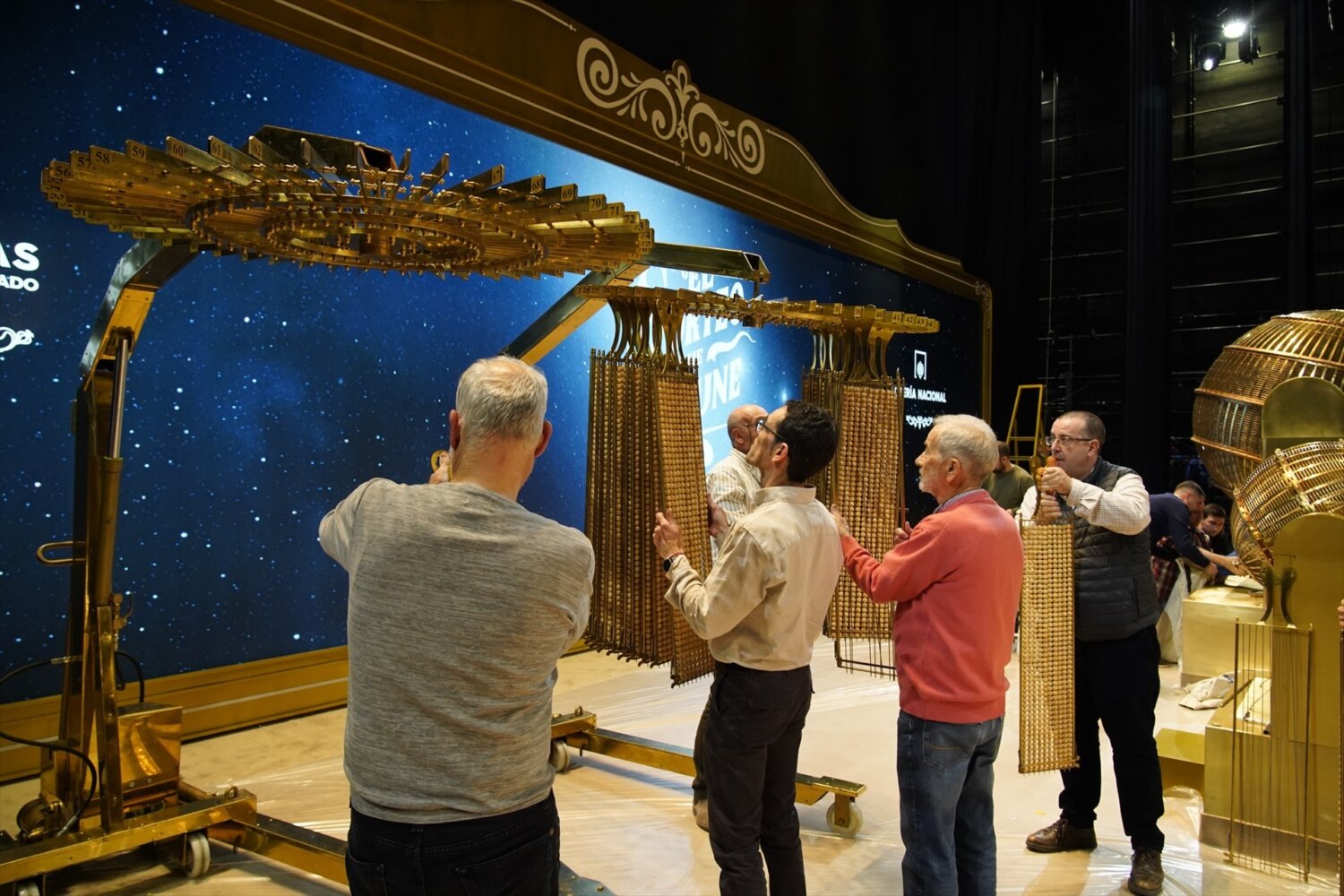 Últimos detalles de los trabajadores de Loterías y Apuestas del Estado antes del sorteo / EFE / Loterías y Apuestas del Estado 