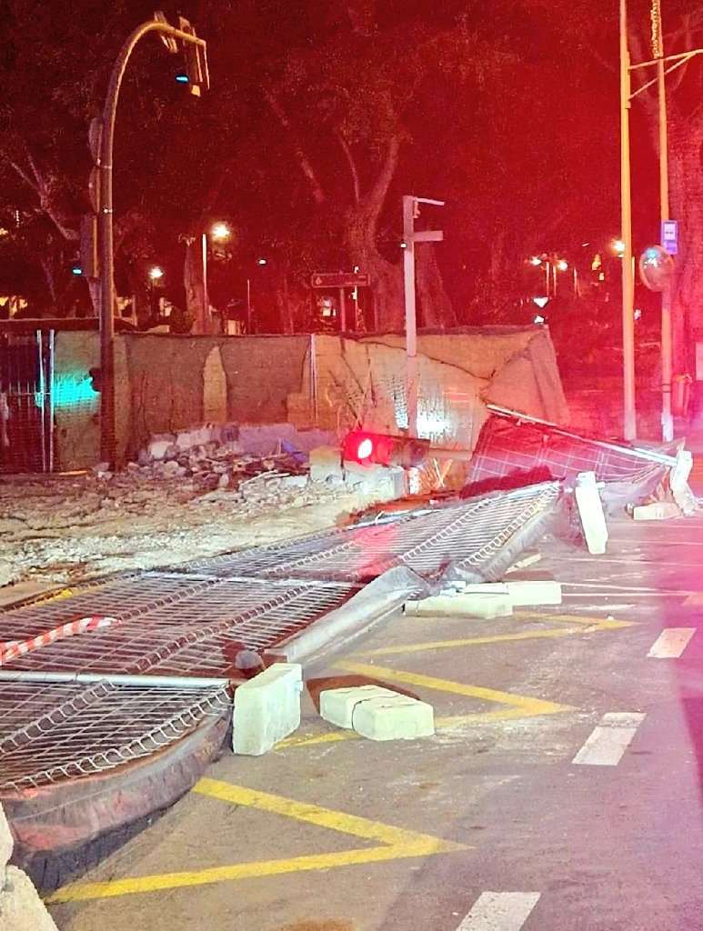 Vallas caídas durante la noche por el fuerte viento son algunas de las incidencias en las que tuvo que intervenir la Policía Local de Santa Cruz de Tenerife 
