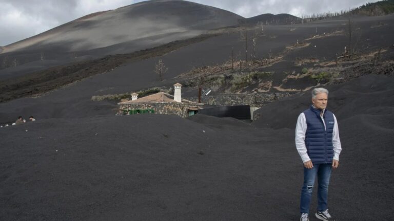 Bajo ceniza y sin acceso a su vivienda tras 3 años de la erupción del volcán Tajogaite
