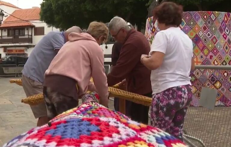 Un árbol de crochet llega al municipio de Pájara por Navidad