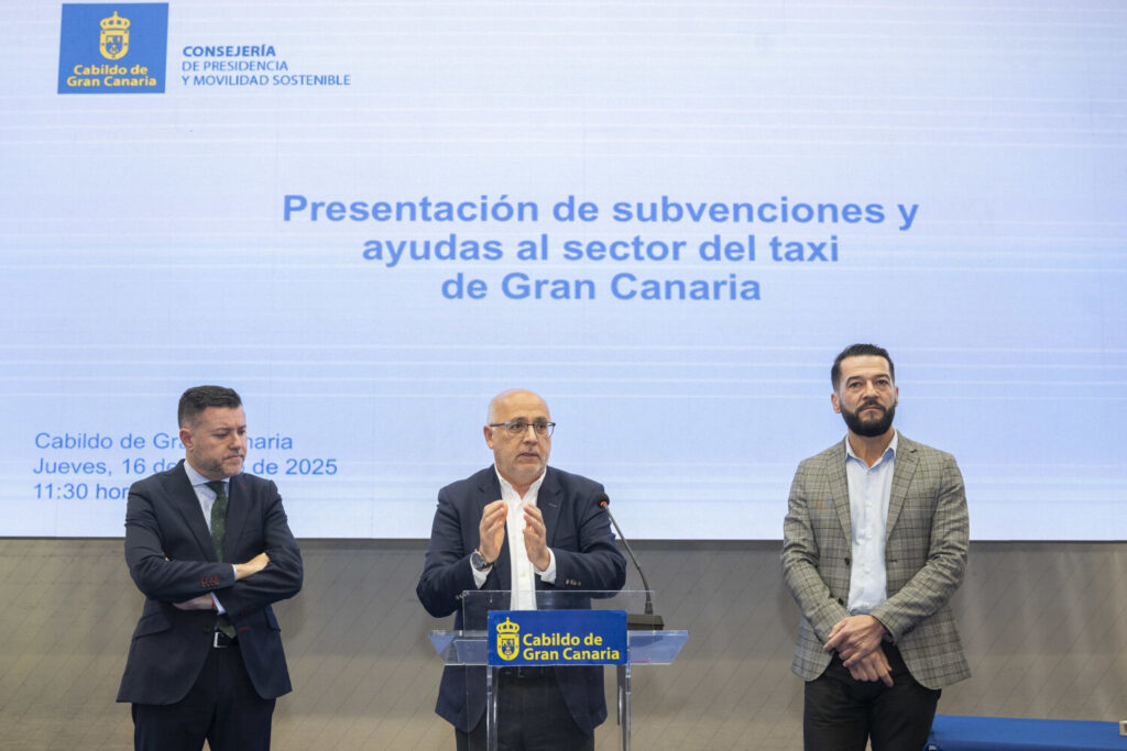 Gran Canaria dota a los taxis de un sistema de videovigilancia. Antonio Morales, presidente del Cabildo de Gran Canaria, junto a Teodoro Sosa, consejero de Movilidad Sostenible, y Cosme Damián Mesa, presidente de la Cooperativa de Productores Taxistas de Las Palmas, durante la Presentación de subvenciones y ayudas al sector del taxi de Gran Canaria/ Cabildo de Gran Canaria.