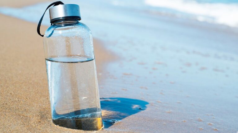 “Las botellas reutilizables pueden acumular más microorganismos que un inodoro”