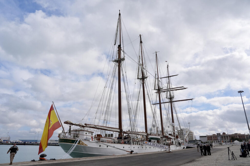 El buque escuela Juan Sebastián de Elcano, de la A a la Z. El buque escuela de la Armada Juan Sebastián de Elcano, atracado en el puerto de Cádiz este miércoles, día en el que la princesa Leonor se embarcó en él para completar su formación naval junto a otros 75 guardamarinas, viajando por el continente americano. EFE/Román Ríos. 