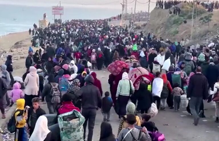 Miles de palestinos comienzan a cruzar la Franja de Gaza