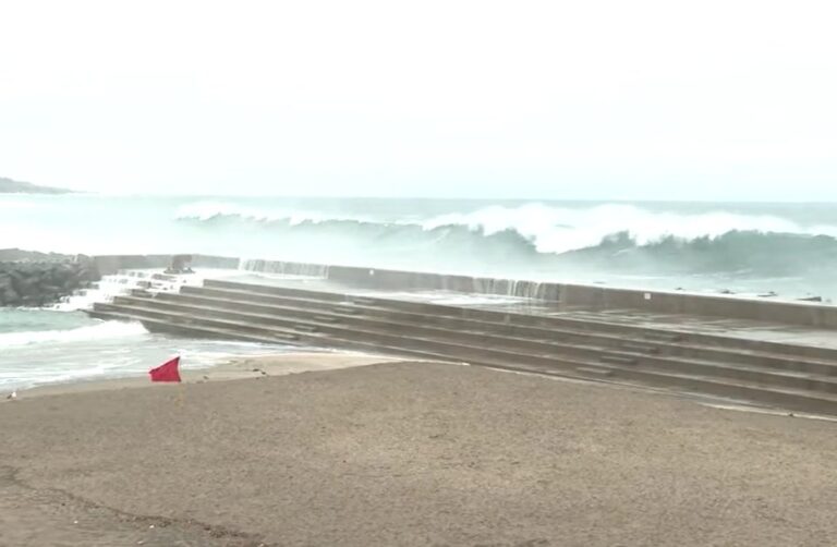 Canarias continua en prealerta por fenómenos costeros