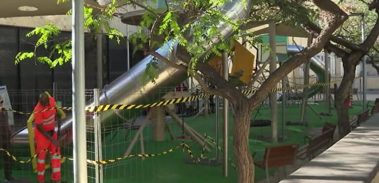Los vecinos de Santa Cruz se quejan del nuevo parque infantil