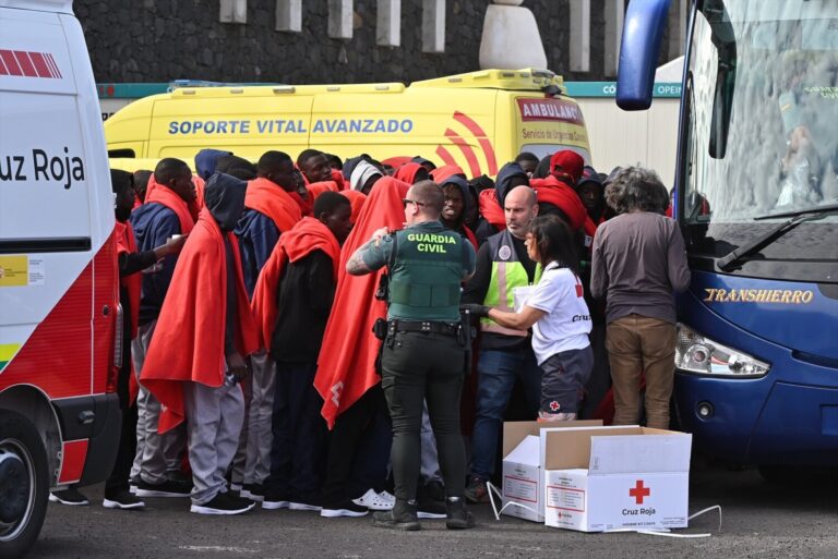 Policías y cuerpos de emergencias de Canarias se forman para combatir bulos sobre los migrantes