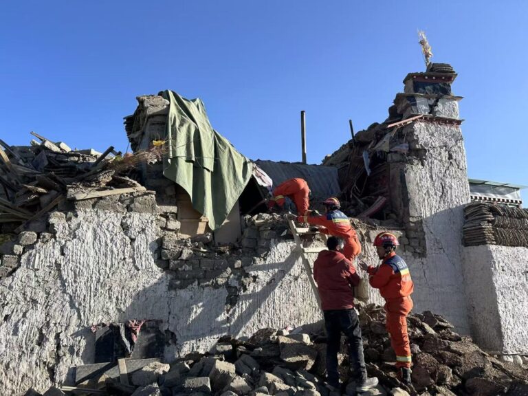 Ascienden a 95 los muertos por un terremoto de magnitud 6,8 en Tíbet