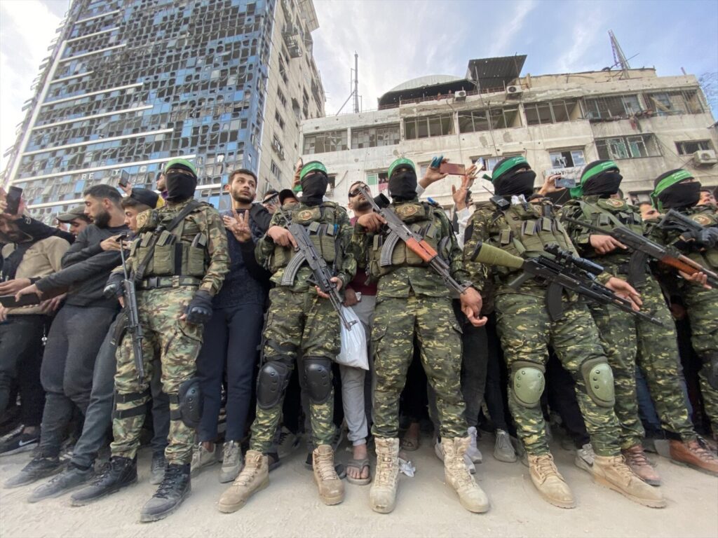 Miembros de Hamás durante el proceso de liberación de un primer grupo de secuestrados durante los ataques del 7 de octubre de 2023 contra Israel (archivo) - Europa Press/Contacto/Hadi Daoud