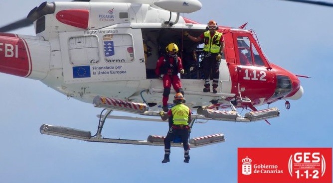 Fallece un hombre arrastrado por el mar en Santiago del Teide. Intervención de un helicóptero del GES en la costa de Santiago del Teide. Imagen 112 Canarias