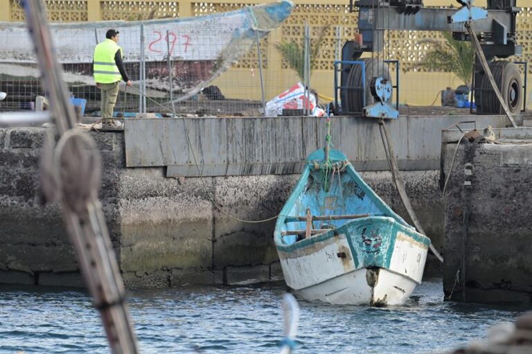 Llegan dos nuevos cayucos a Canarias en las últimas horas con 27 migrantes