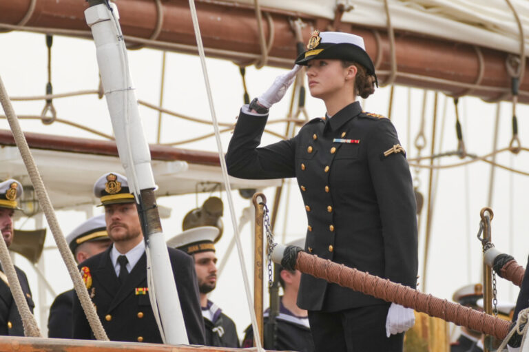 Los Reyes despiden a la Princesa Leonor, que zarpa en el buque Juan Sebastián Elcano rumbo a Canarias