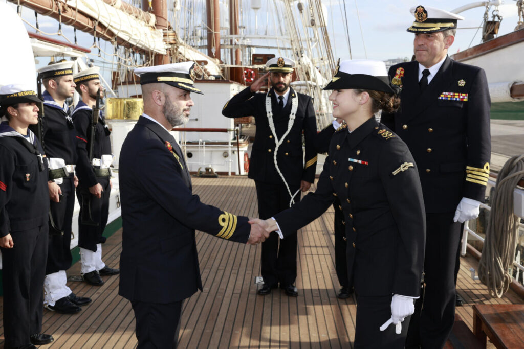 La Princesa Leonor se embarcó este miércoles en Cádiz en el Juan Sebastián de Elcano, el buque escuela de la Armada donde completará su formación naval junto a otros 75 guardamarinas, y en el que viajará por el continente americano. EFE/Casa Real/Francisco Gómez