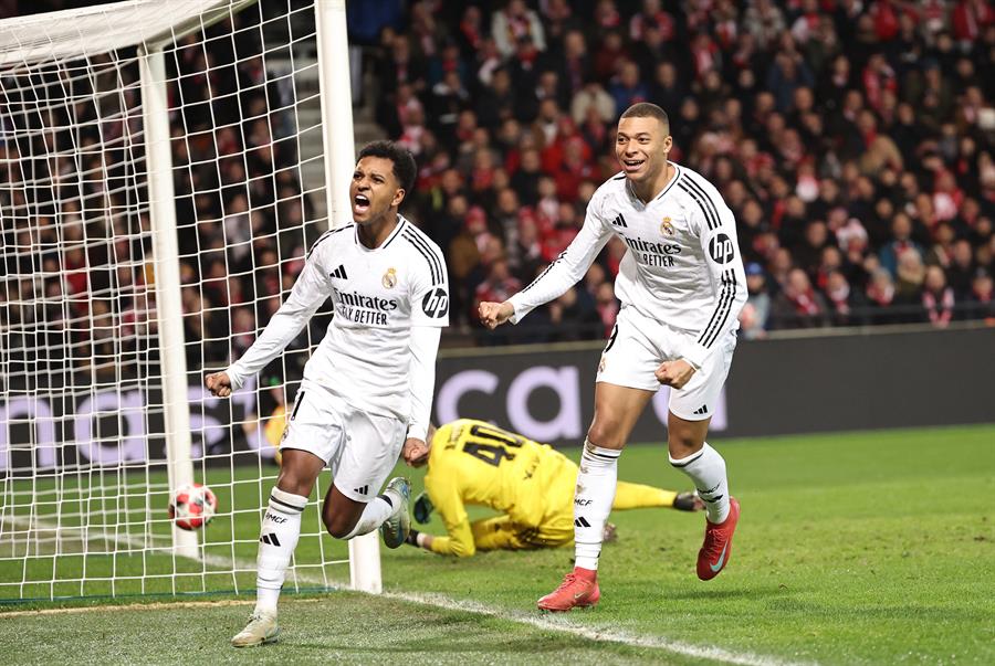 Real Madrid-Manchester City, repesca de la Champions. Imagen: Rodrygo y Mbappé en el último partido de la liga regular de la UEFA Champions League. EFE