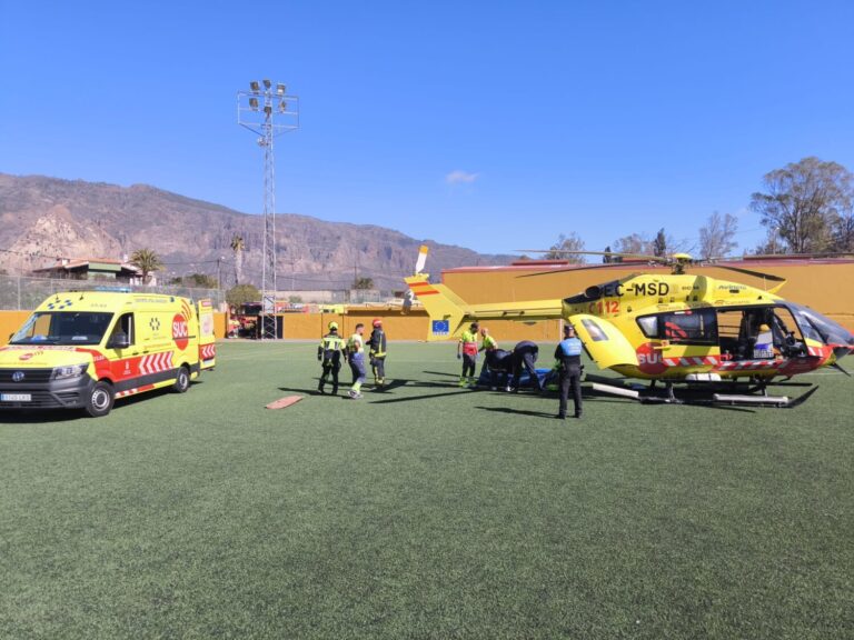 Un helicóptero del SUC evacúa a una mujer por un choque en el sur de Gran Canaria