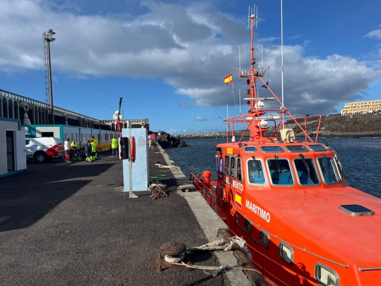 Un cayuco con 63 personas llega a El Hierro