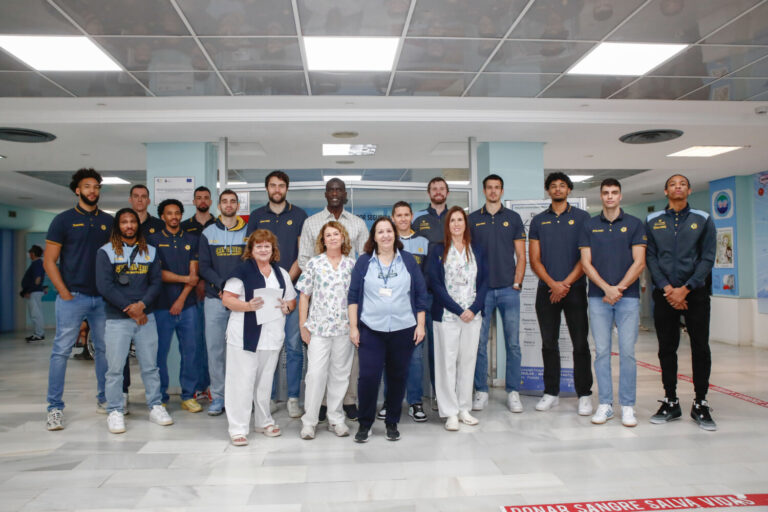 El Dreamland Gran Canaria visita el Materno Infantil de Canarias